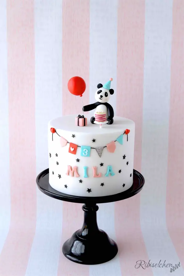 Eine Panda Torte mit modellierten Geburtstags - Pandabären 