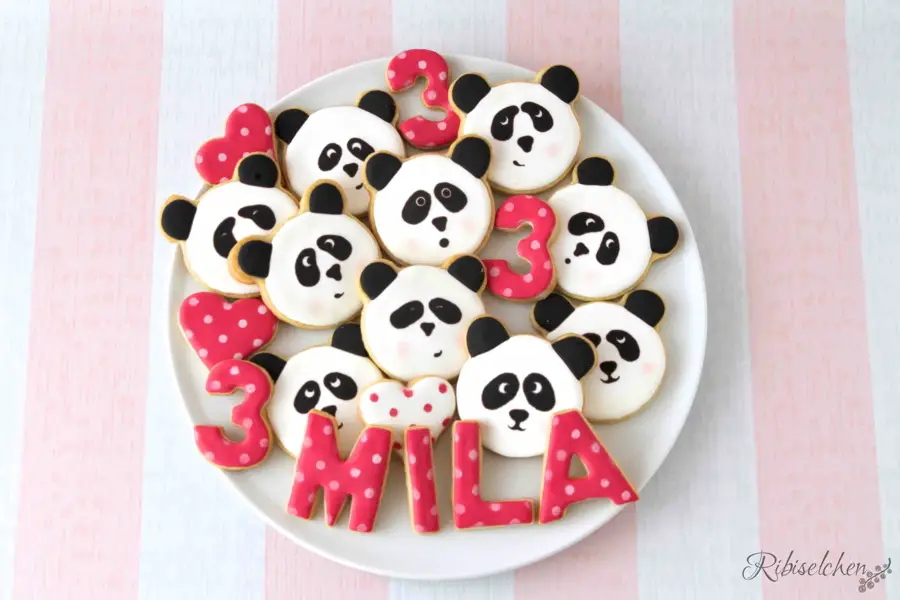 Lustige Panda Cookies zur Panda - Party, die mit Royal Icing dekoriert wurden