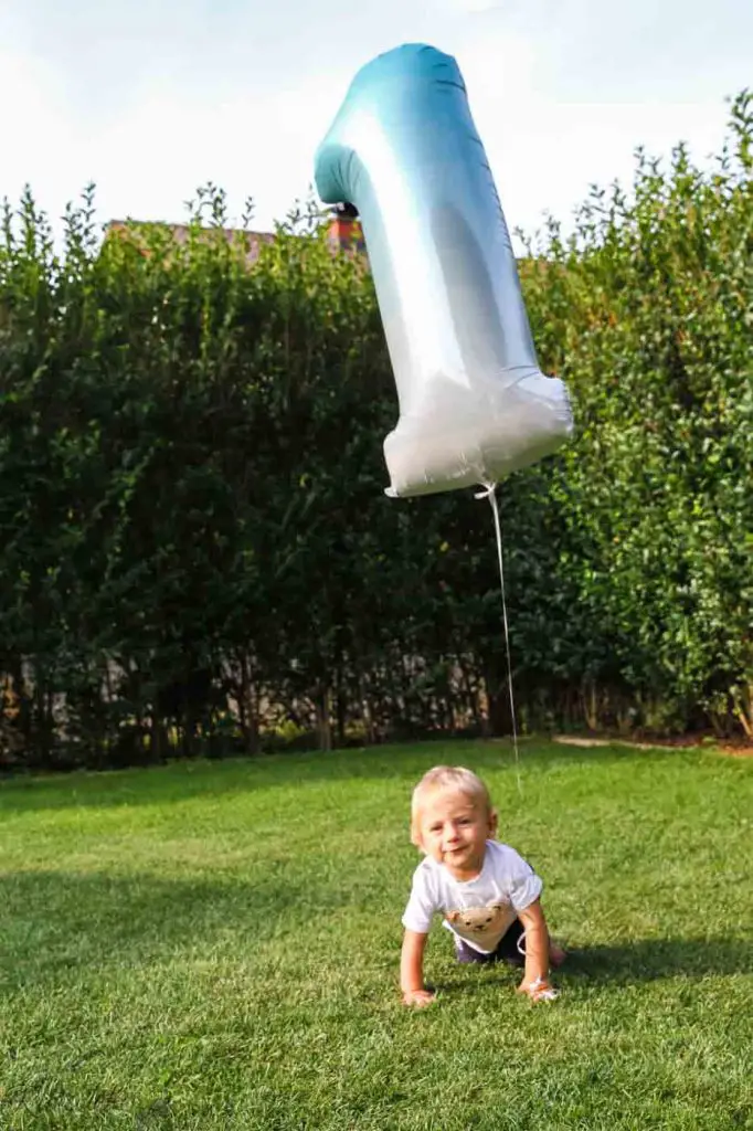 Baby mit Einser-Luftballon