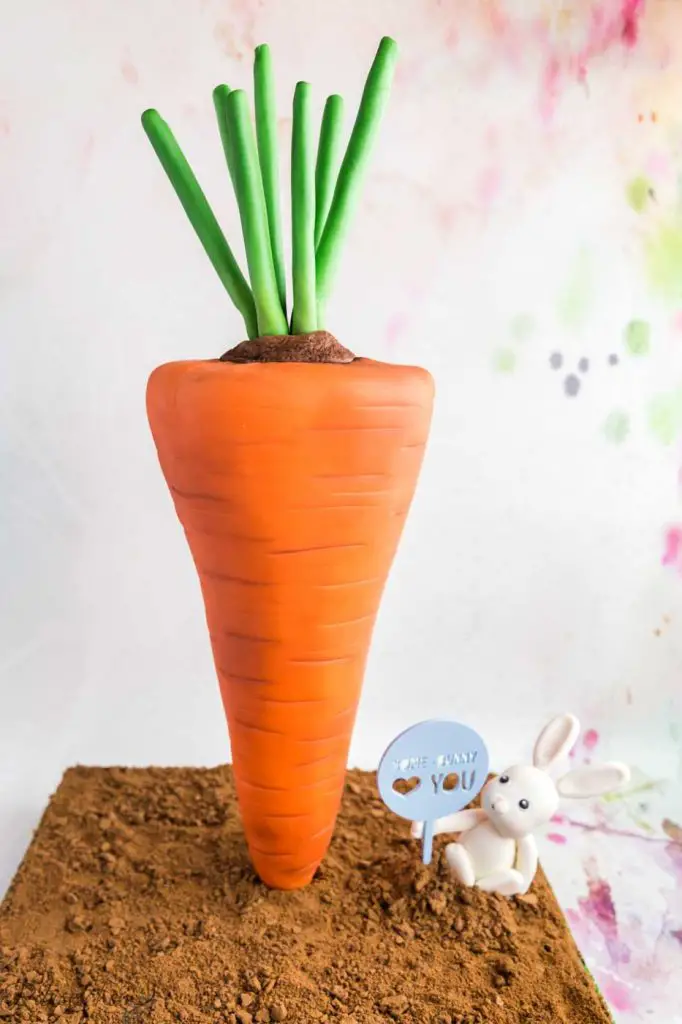 3D-Karottentorte mit Häschen aus Fondant